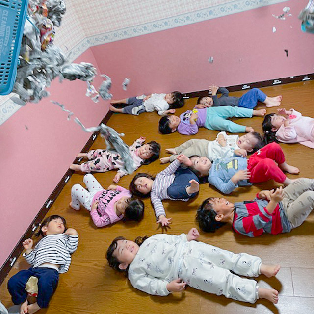 毎日楽しく過ごせるようにお散歩・公園あそび・体操あそび・製作・プール遊び・リトミック・月1回のお楽しみ会・お誕生日会をしています。