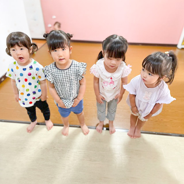 全員が登園すれば円になっておはようの歌や季節の歌を歌ったり、手遊びをしています。子どもの気持ちが落ち着いてから設定保育に入ります。