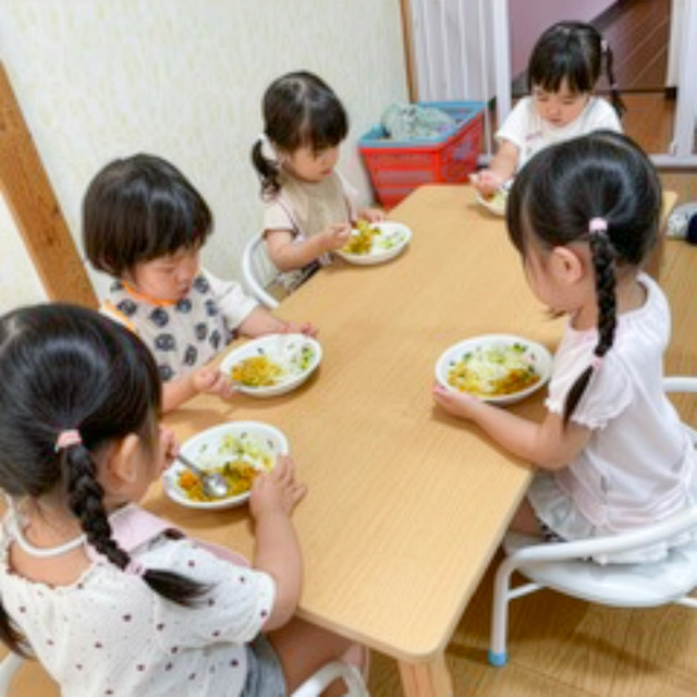 0歳児さんはミルク・月例に合わせた離乳食、1.2歳児さんは給食を食べます。栄養士が立てた献立に合わせて調理員が作ります。卵・牛乳アレルギー対応できます。