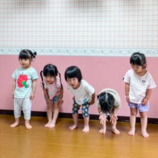 手遊びや絵本の読み聞かせでほっこりした後、帰りの歌を歌います。「またあした。バイバイ♪」と手を振る子ども達です。